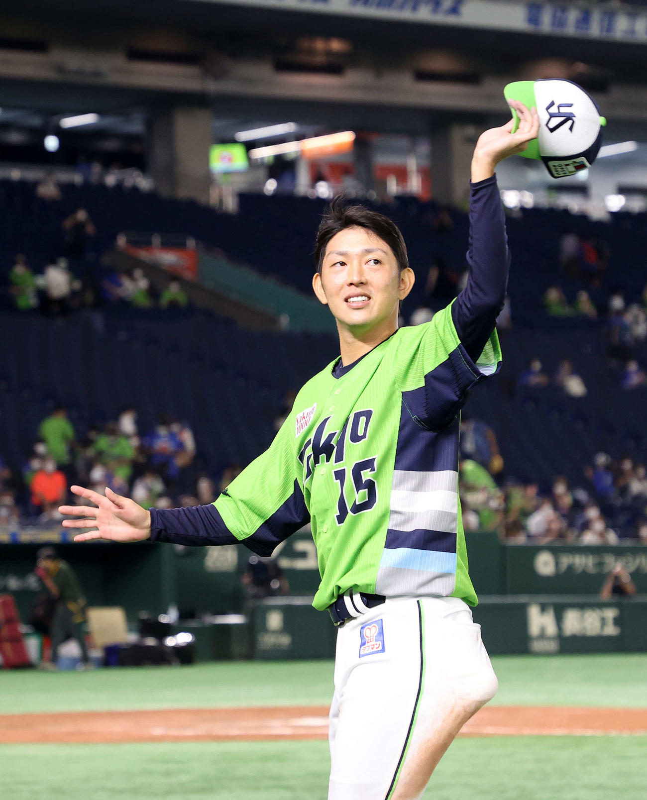 ヤクルト対DeNA　勝利しファンに手を振り引き揚げるヤクルト原（撮影・鈴木正人）