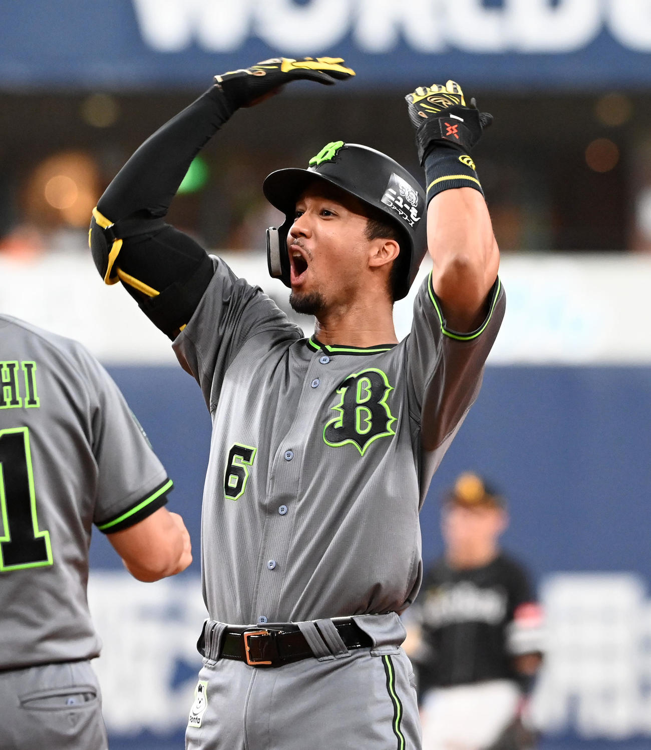 オリックス対ソフトバンク　7回裏オリックス2死二、三塁、宗は右前適時打を放ち歓喜のポーズ（撮影・前岡正明）