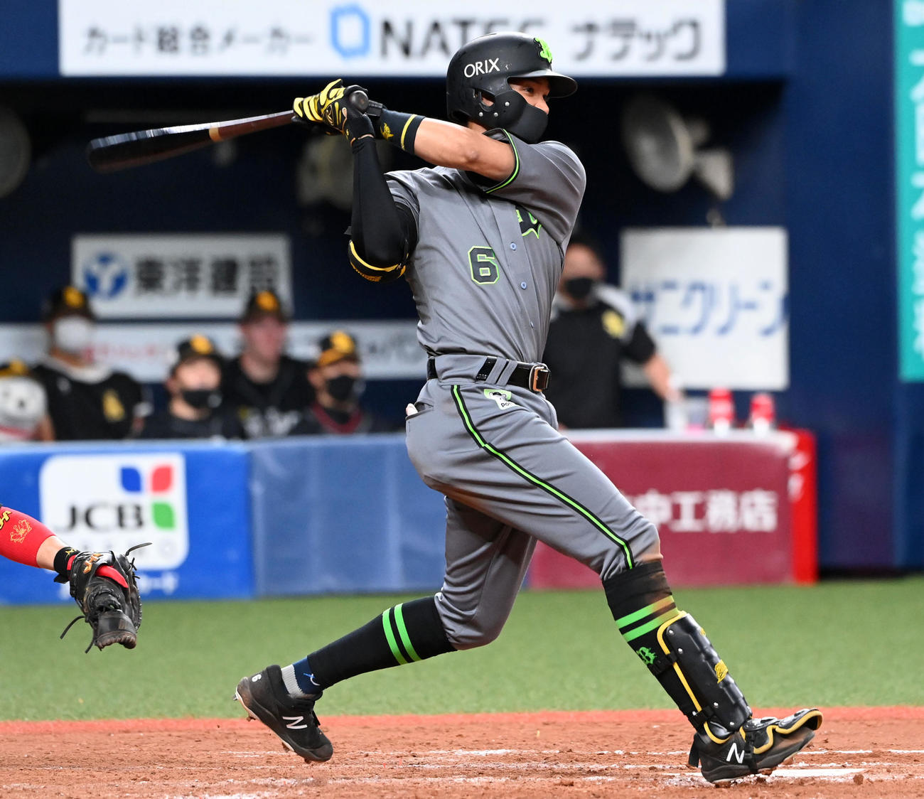 オリックス対ソフトバンク　7回裏オリックス2死二、三塁、宗は右前適時打を放つ（撮影・前岡正明）