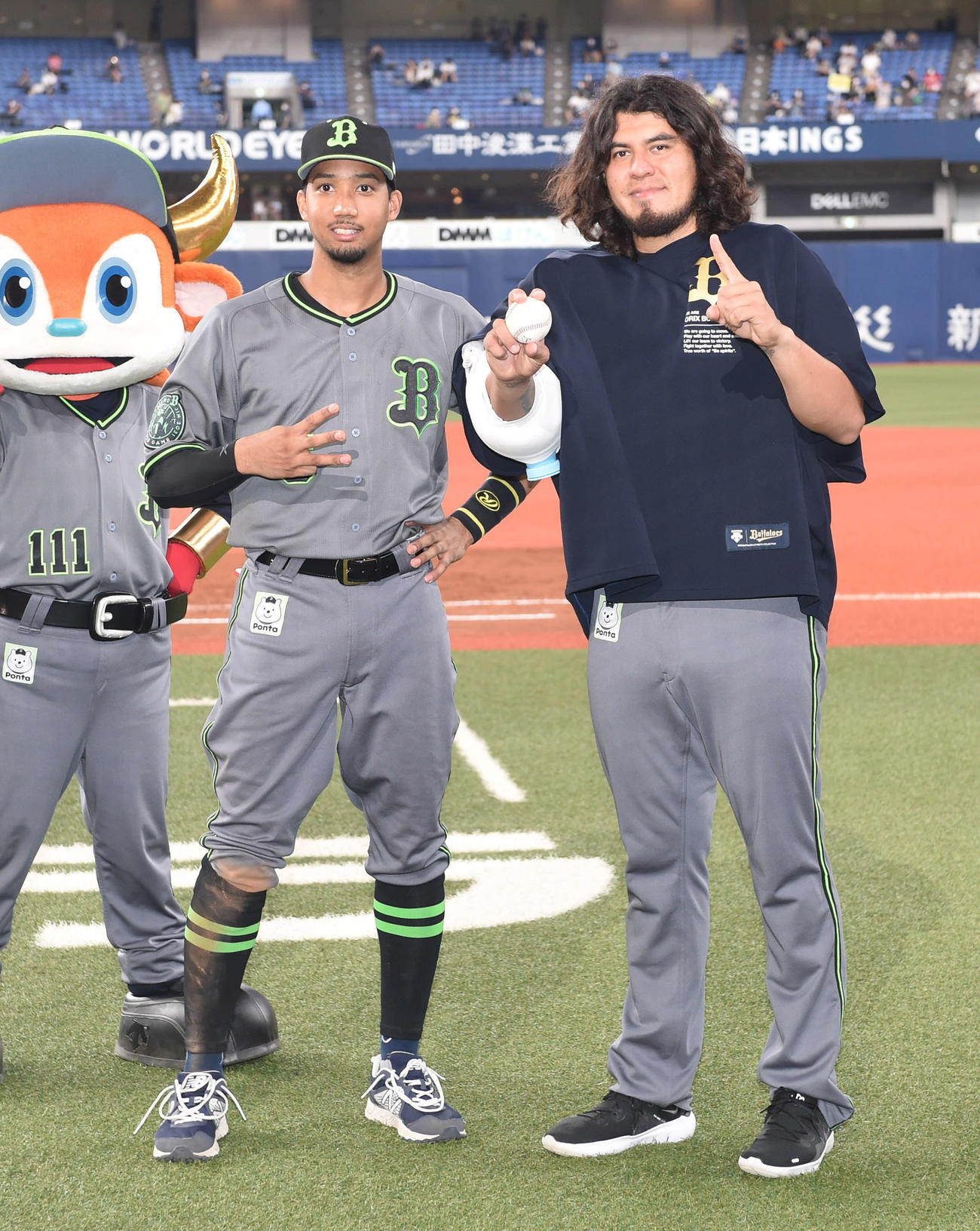 オリックス対ソフトバンク　初勝利を挙げたバルガス（右）と猛打賞の宗はポーズを決める（撮影・前岡正明）