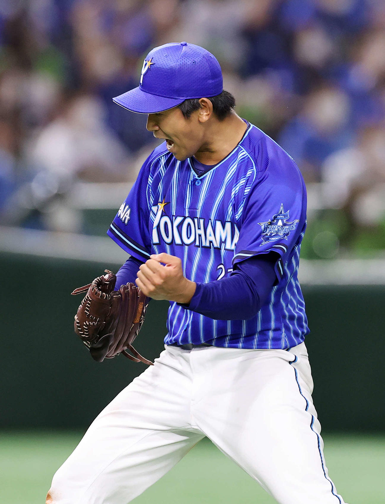 ヤクルト対DeNA 5回裏ヤクルト2死満塁、塩見を遊ゴロで打ち取り雄たけびを上げるDeNA今永（撮影・鈴木正人）