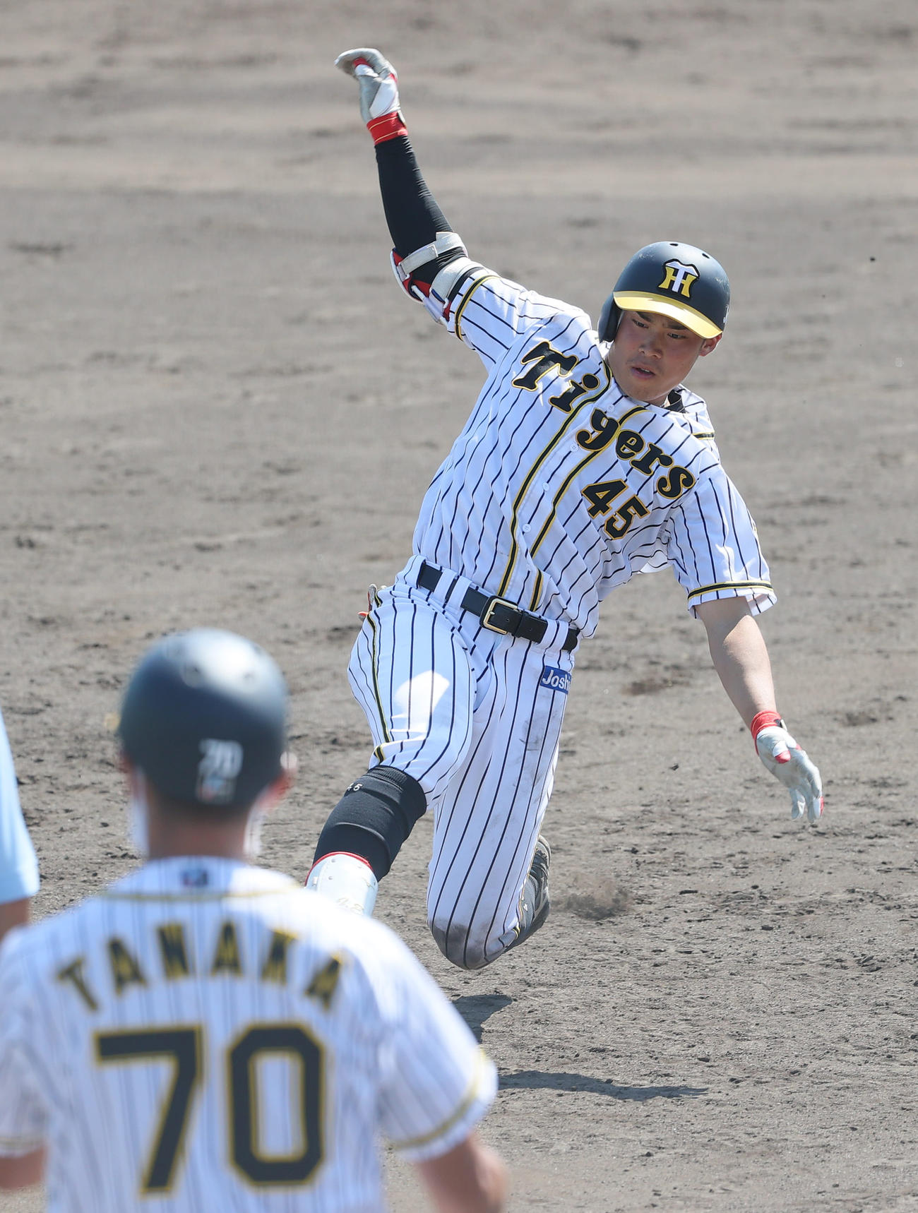 阪神対大商大　5回、2点適時二塁打を放ち送球の間に三塁に進む阪神・遠藤成（代表撮影）