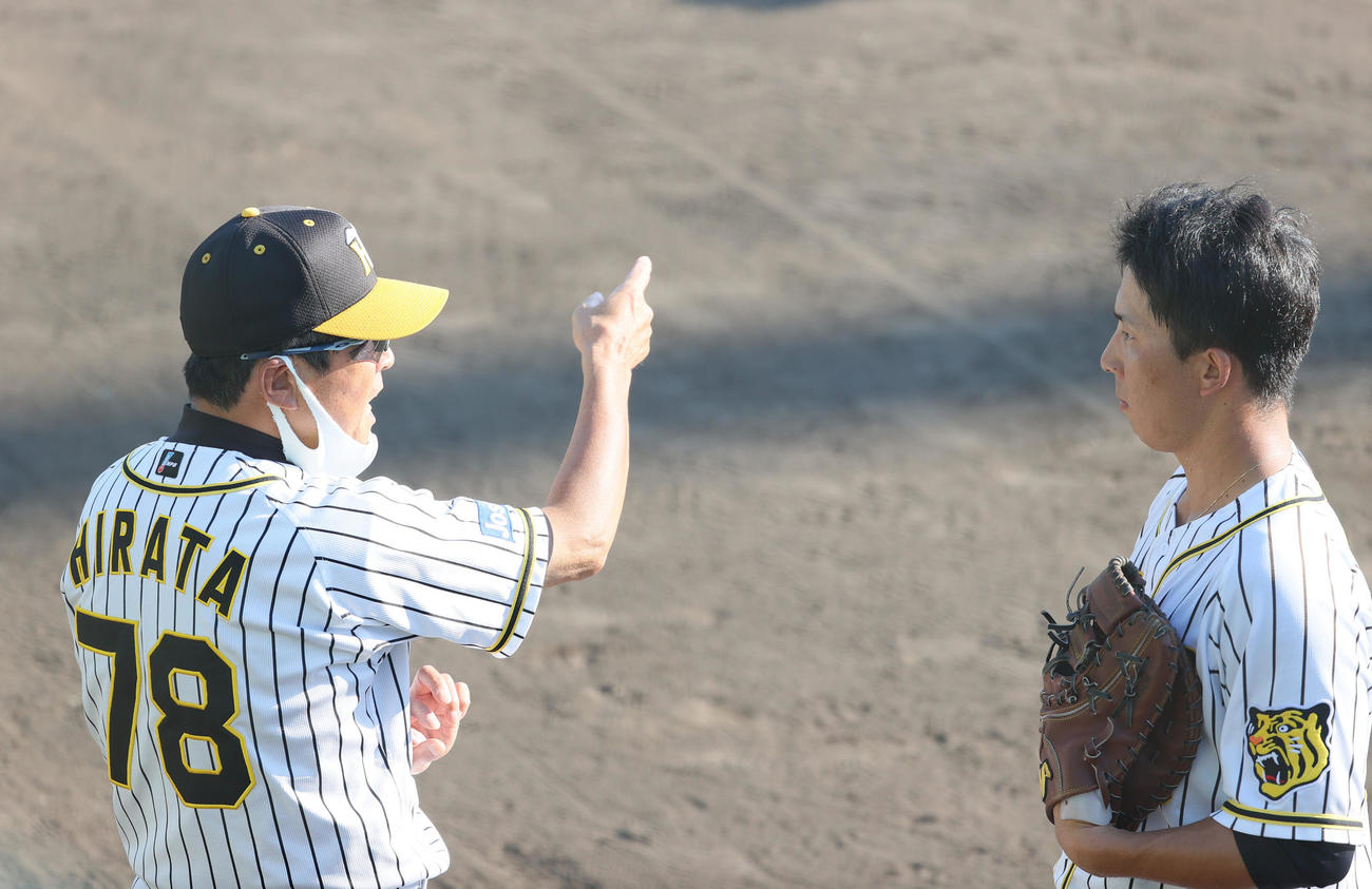 大商大戦後の特守で片山（右）を厳しく指導する平田2軍監督（代表撮影）