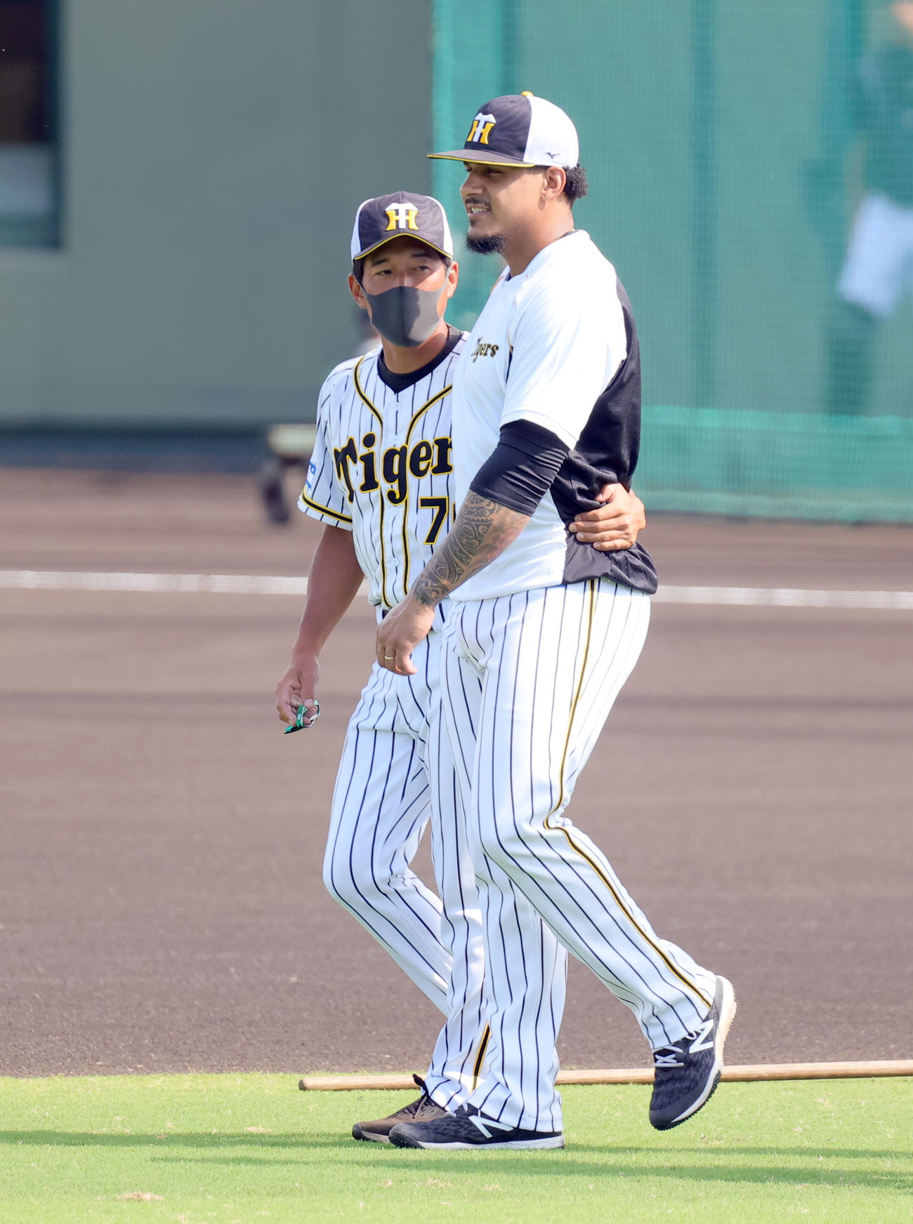 大商大戦前の練習で話し合う阪神マルテ（右）と平野2軍打撃コーチ（代表撮影）