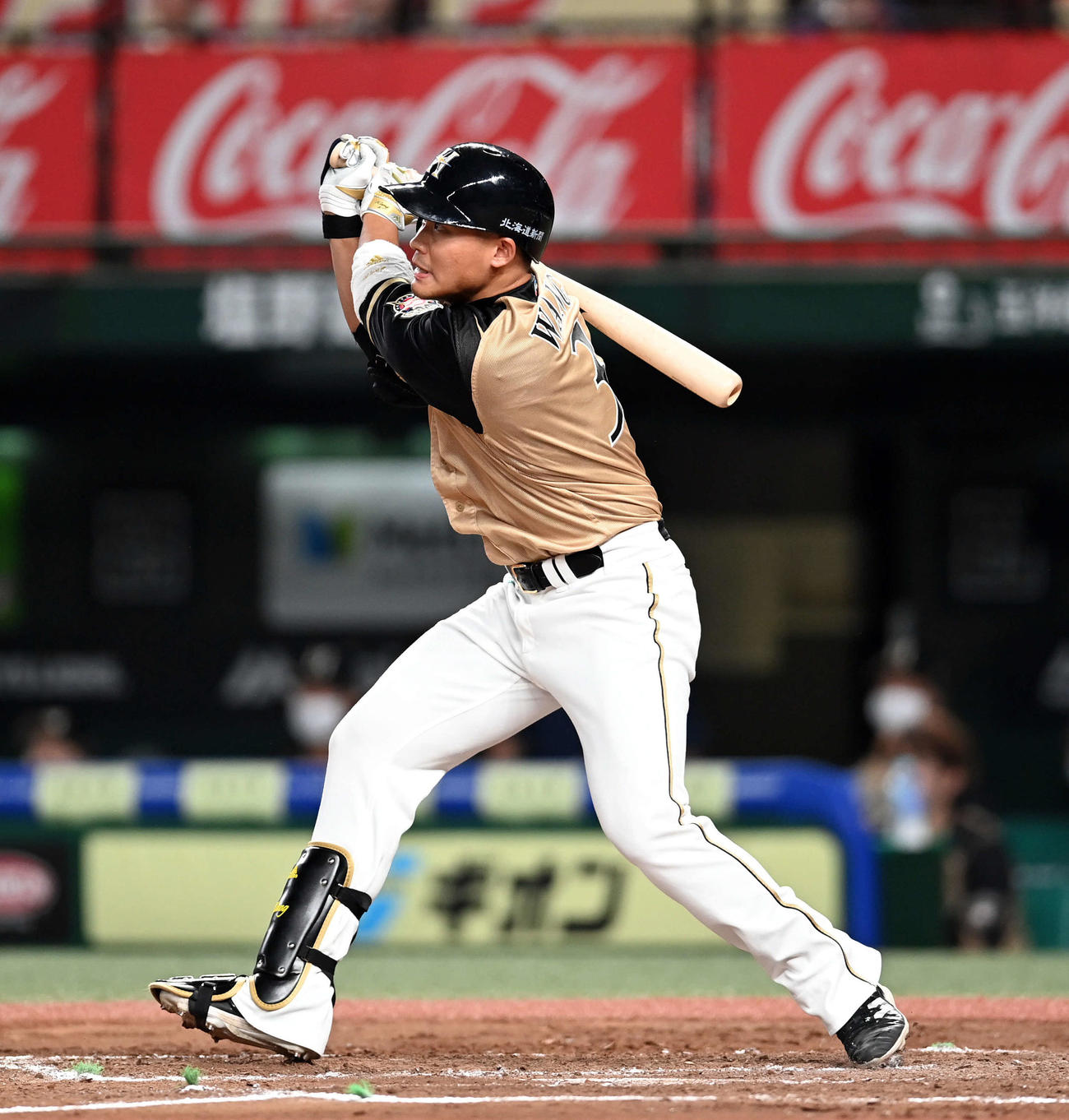 西武対日本ハム　4回表日本ハム無死満塁、右中間に走者一掃の3点適時二塁打を放つ王（撮影・たえ見朱実）