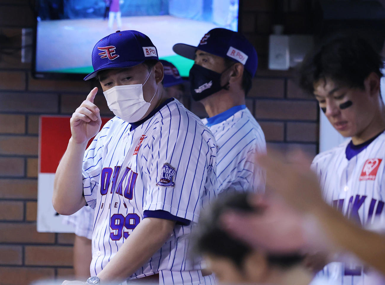 楽天対ロッテ　ベンチで考え込む楽天石井GM兼監督（左）（撮影・垰建太）