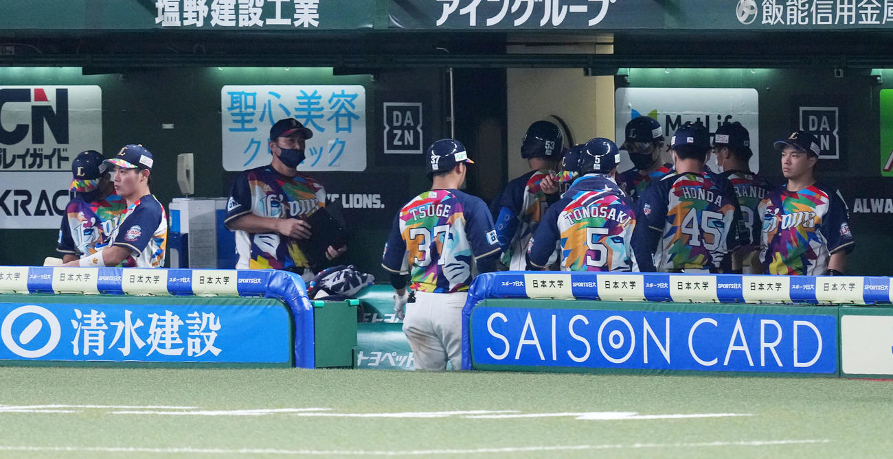 西武対日本ハム　日本ハムに敗れ引き揚げる西武ナイン（撮影・横山健太）