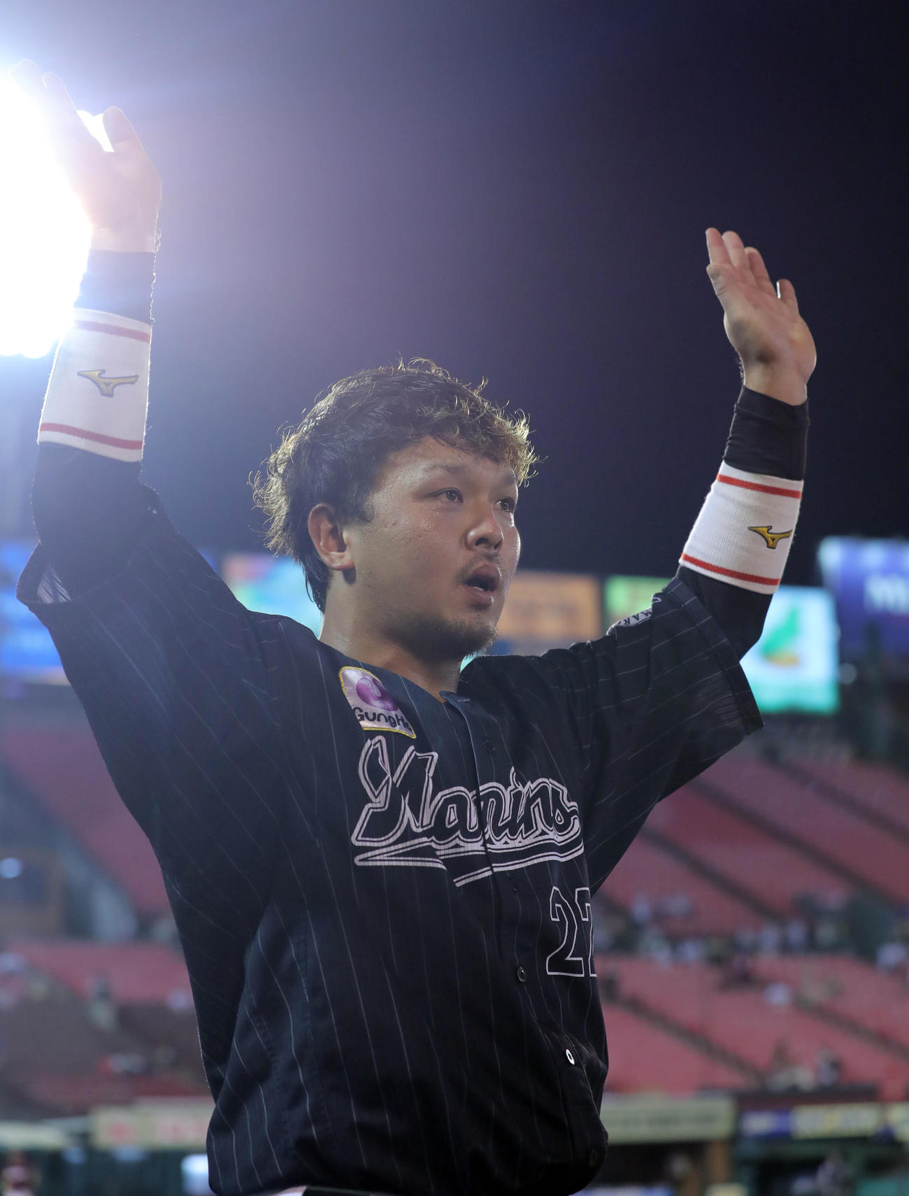 楽天対ロッテ　楽天に勝利しスタンドに手を振るロッテ田村（撮影・垰建太）