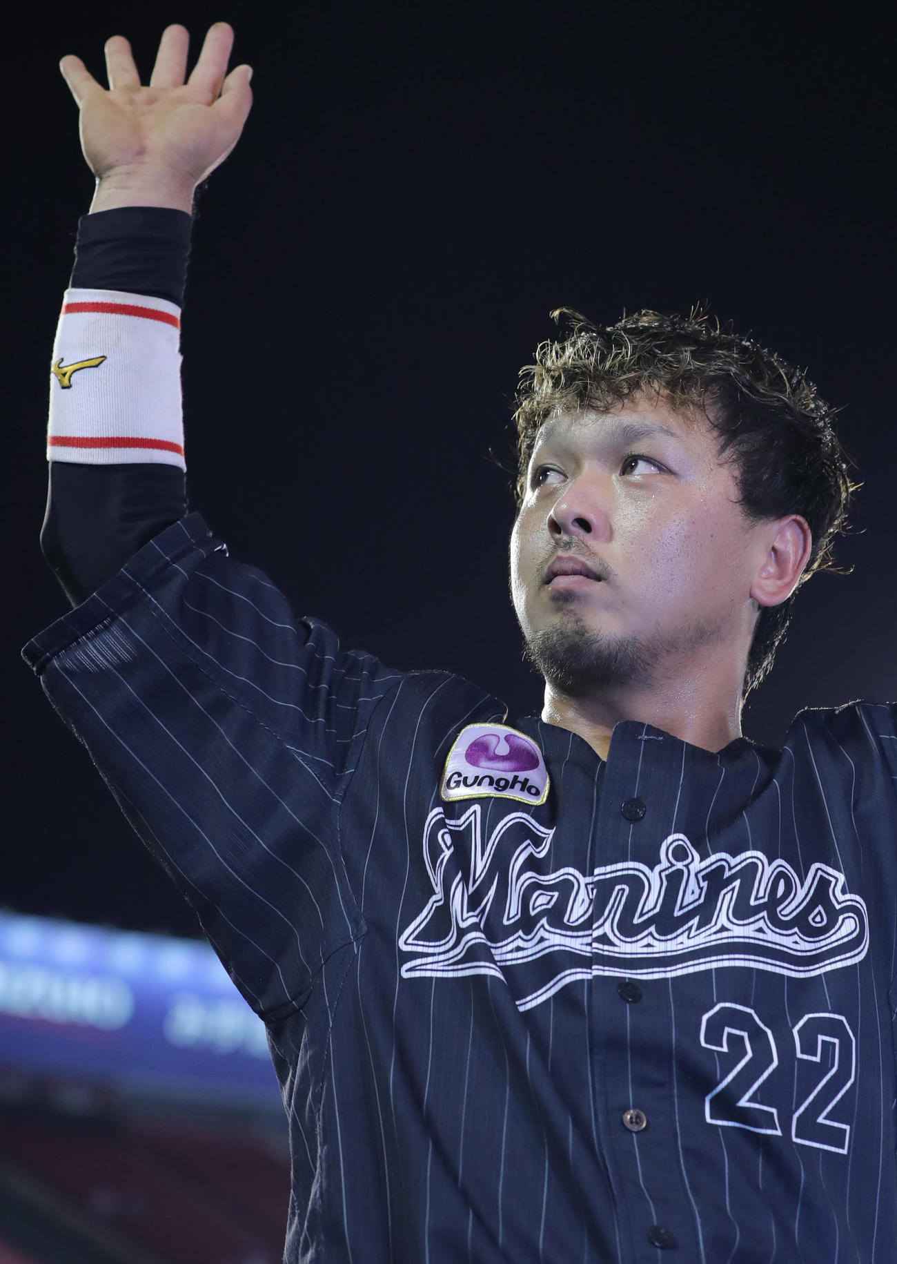 楽天対ロッテ　楽天に勝利しスタンドに手を振るロッテ田村（撮影・垰建太）
