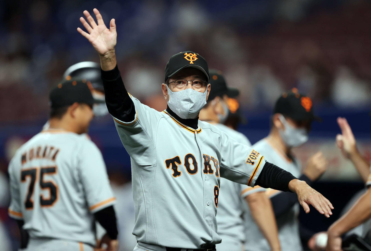 中日対巨人　中日に勝利し、ファンに手を振る原監督（撮影・狩俣裕三）