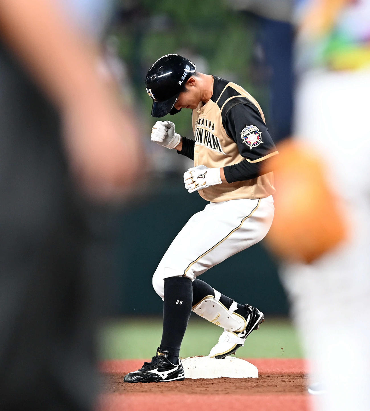 西武対日本ハム　4回表日本ハム2死三塁、適時二塁打を放ちガッツポーズする石井（撮影・たえ見朱実）