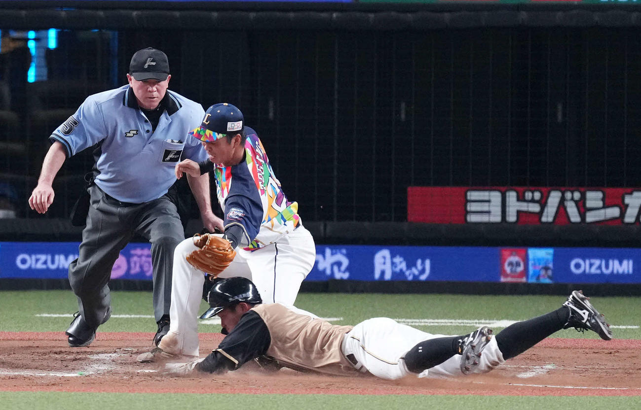 西武対日本ハム　9回表日本ハム1死二塁、鈴木の暴投の間に本塁へ生還する石井（撮影・横山健太）
