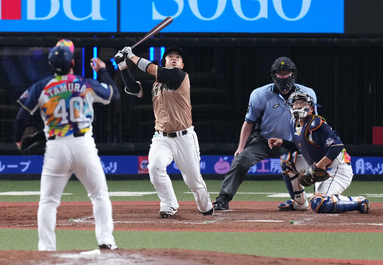 西武対日本ハム　5回表日本ハム1死一、三塁、左犠飛を放つ近藤（撮影・横山健太）