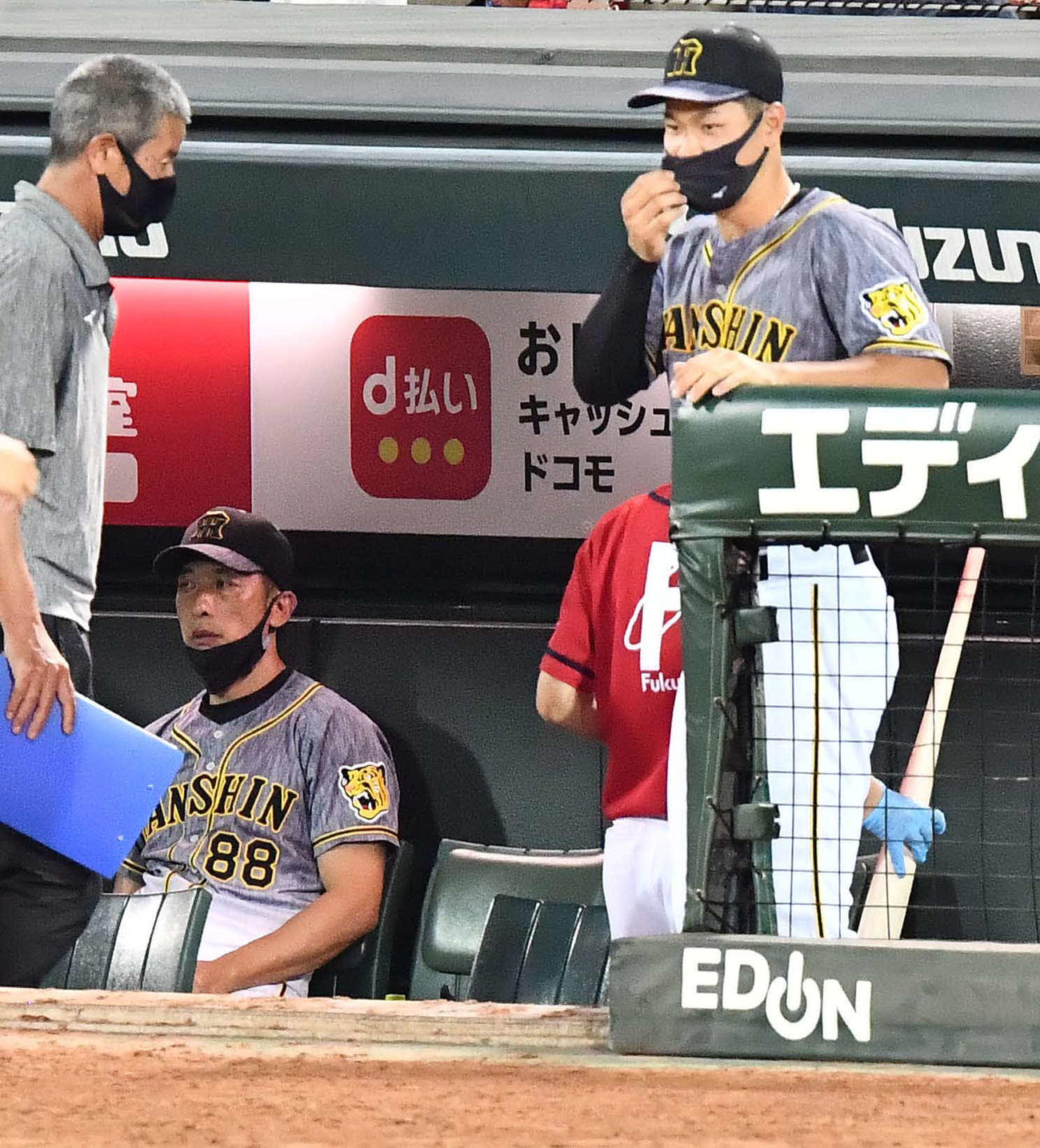 広島対阪神　スタメンを外れた佐藤輝（右）。左は矢野監督（撮影・上田博志）