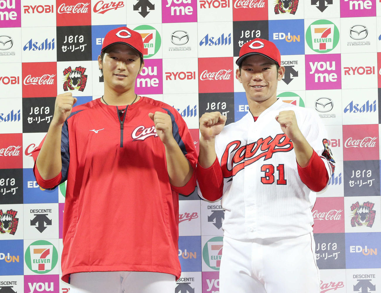 広島対阪神　お立ち台でポーズを決める床田（左）と坂倉（右）