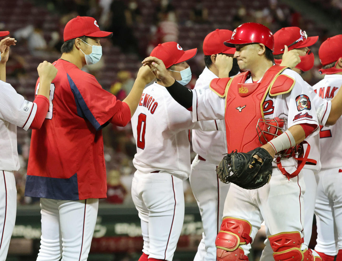 広島対阪神　2勝目を挙げた床田（左）とタッチする会沢（撮影・加藤孝規）