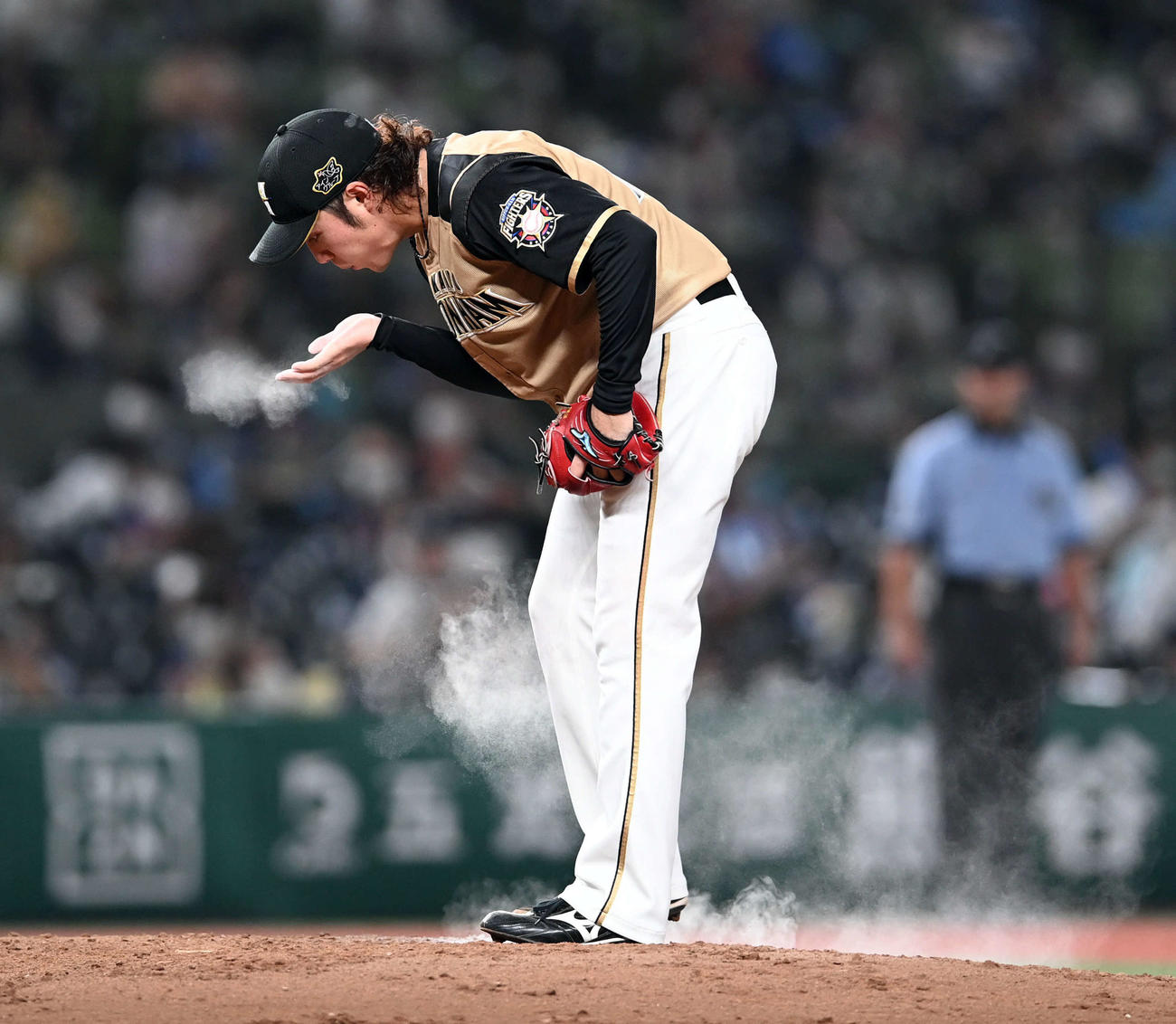西武対日本ハム　西武打線相手に好投する日本ハム伊藤はロジンの粉を勢いよく吹き飛ばす（撮影・たえ見朱実）
