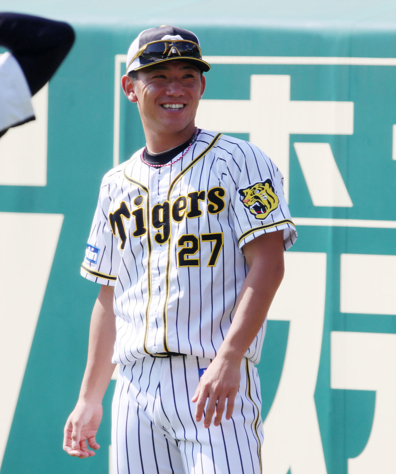甲子園球場で投手指名練習を行い笑顔を見せる伊藤将（撮影・加藤哉）