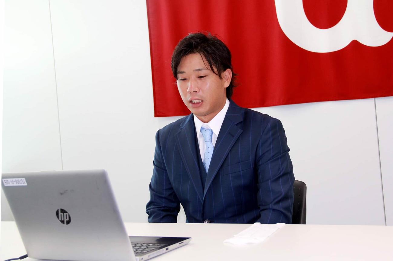 支配下選手契約を結び、リモート会見に出席した巨人鍬原（球団提供）