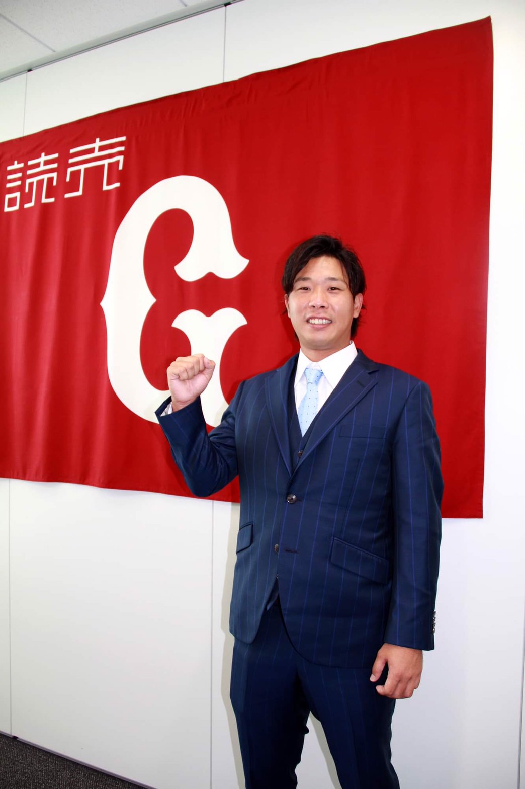 支配下選手契約を結んだ巨人鍬原は笑顔でガッツポーズを見せる（球団提供）