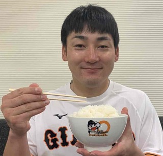 「丸メシどんぶり」のイラストのように山盛りご飯を手に笑顔の巨人丸(球団提供)