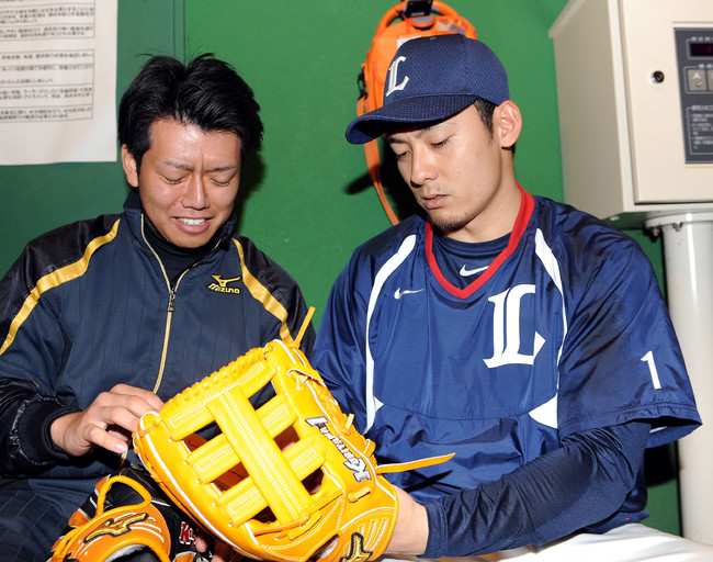 西武栗山（右）は、用具担当者とグラブについて話し合う