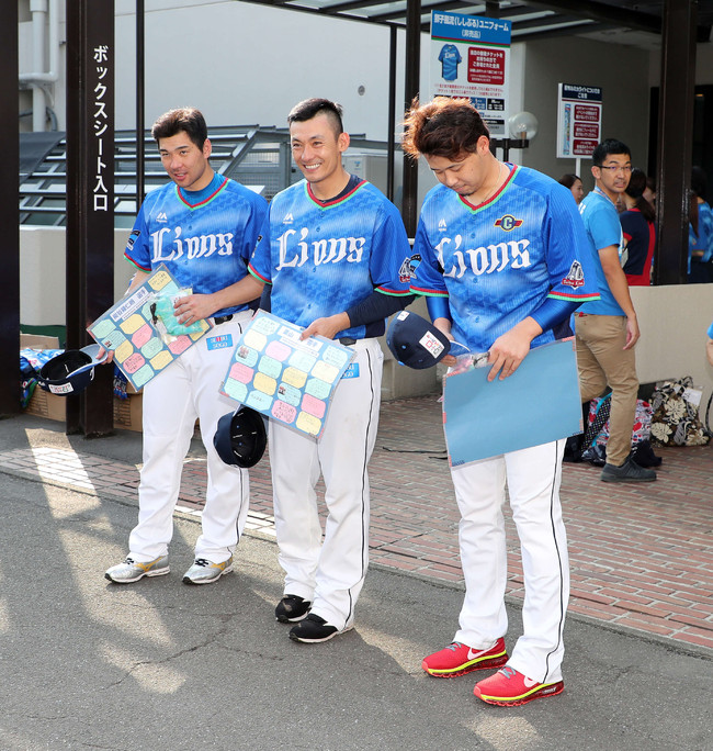 18年8月、障害児者を持つ親の会「所沢市　手をつなぐ親の会」との交流で子供たちにあいさつする、右から西武浅村、栗山、炭谷