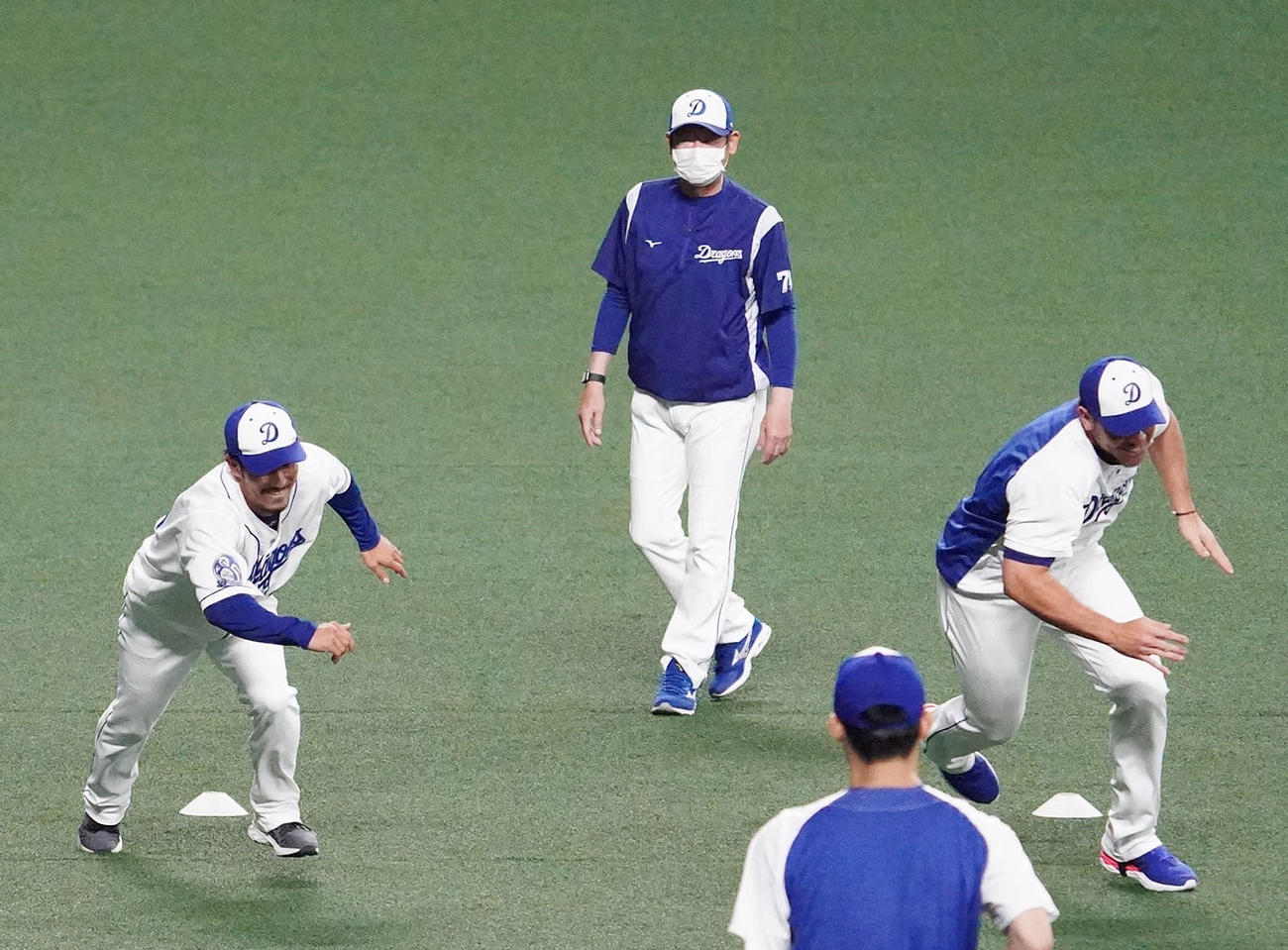 投手陣の練習を見つめる中日阿波野投手コーチ（中央）（2021年7月24日撮影）