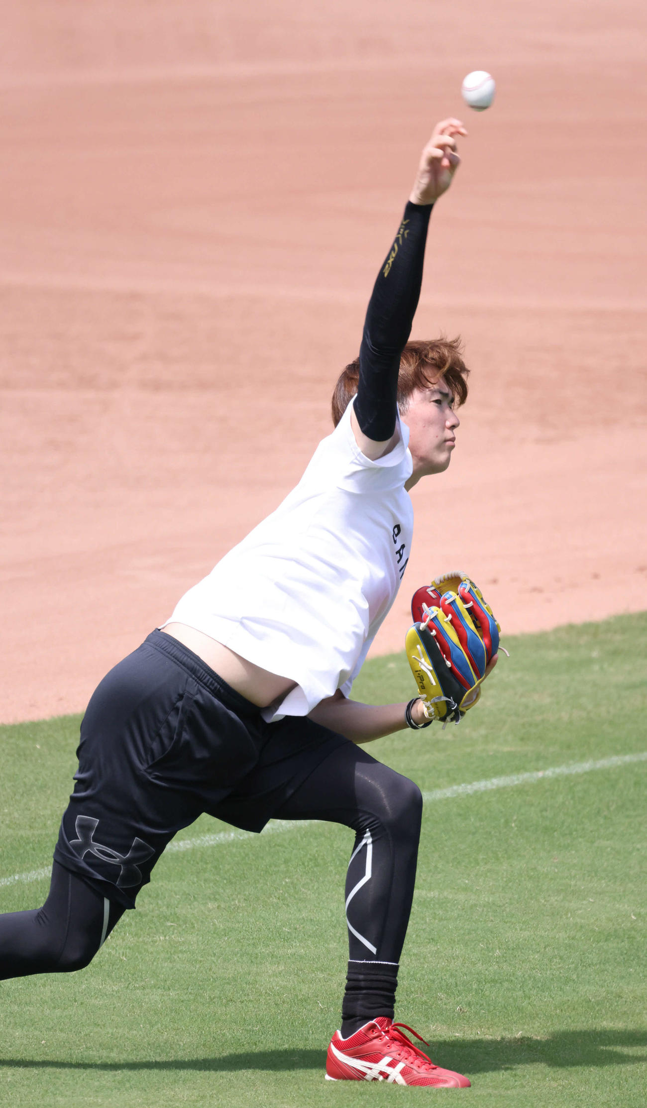 広島投手指名練習　キャッチボールをする森下（撮影・加藤孝規）