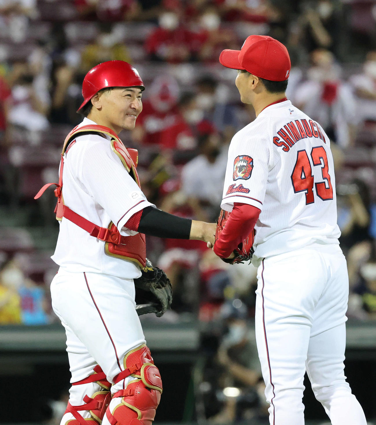 29日、阪神に快勝し島内（右）と笑顔で握手する会沢