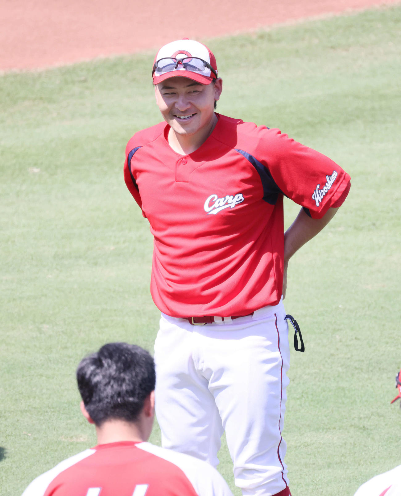 29日、阪神戦前に合流し、あいさつする会沢