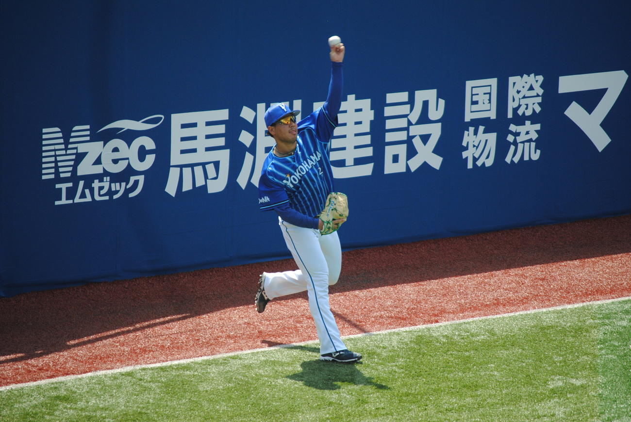 DeNA浜口は6月6日以来となる横浜スタジアムの練習で行った。キャッチボールでは真上から投げ下ろしている
