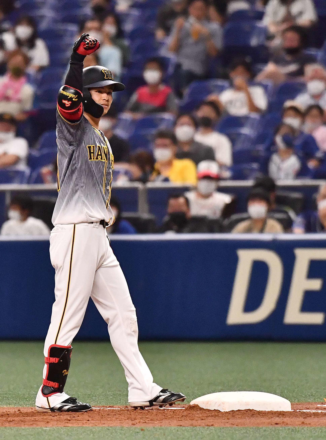 ガッツポーズする中野拓夢（2021年8月21日撮影）