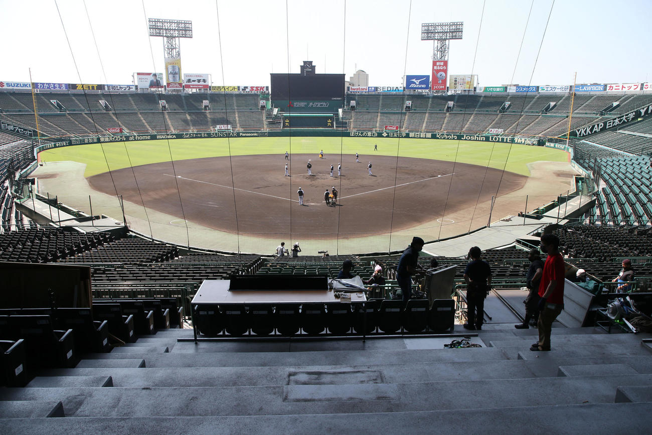 29日に終了した高校野球のレイアウトを変更作業が行われる中で練習に励む阪神投手陣（撮影・加藤哉）