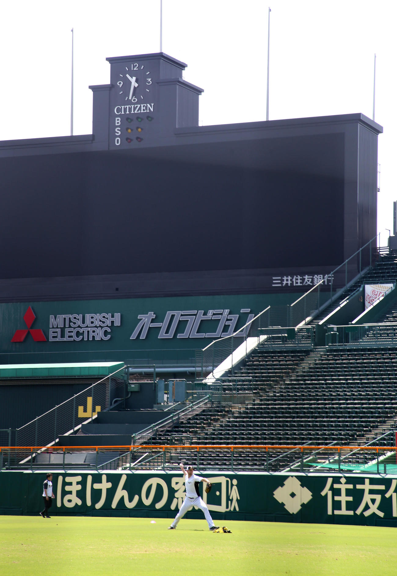 甲子園球場でキャッチボールするガンケル（撮影・加藤哉）