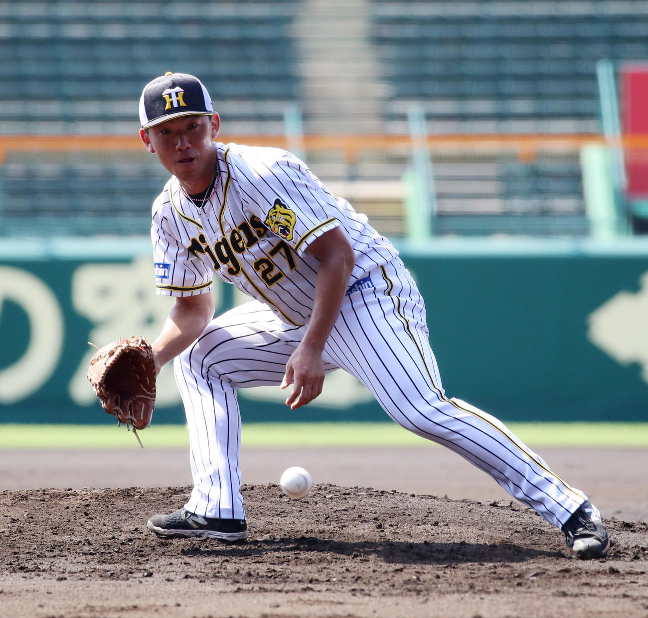 甲子園球場で指名練習を行いゴロ捕球する伊藤将（撮影・加藤哉）