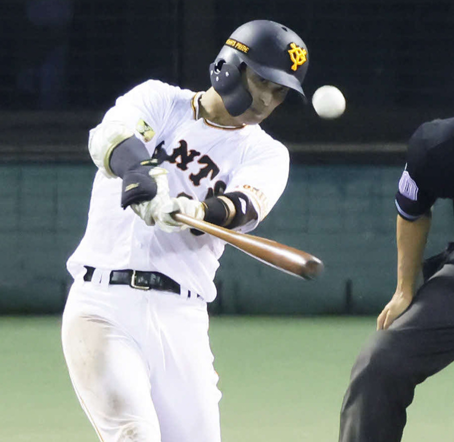 巨人対ヤクルト　6回裏巨人2死満塁、吉川は走者一掃の適時三塁打を放つ。投手坂本（撮影・足立雅史）