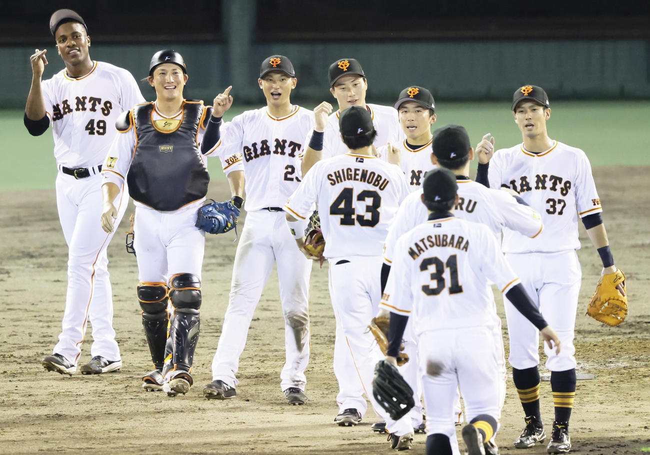 巨人対ヤクルト　勝利しタッチを交わす巨人吉川（左から3人目）ら（撮影・足立雅史）