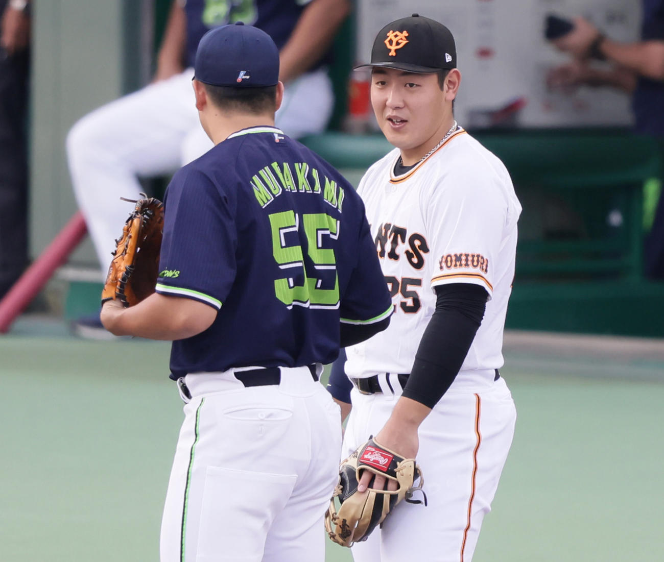 試合前、談笑するヤクルト村上（左）と岡本和（撮影・足立雅史）