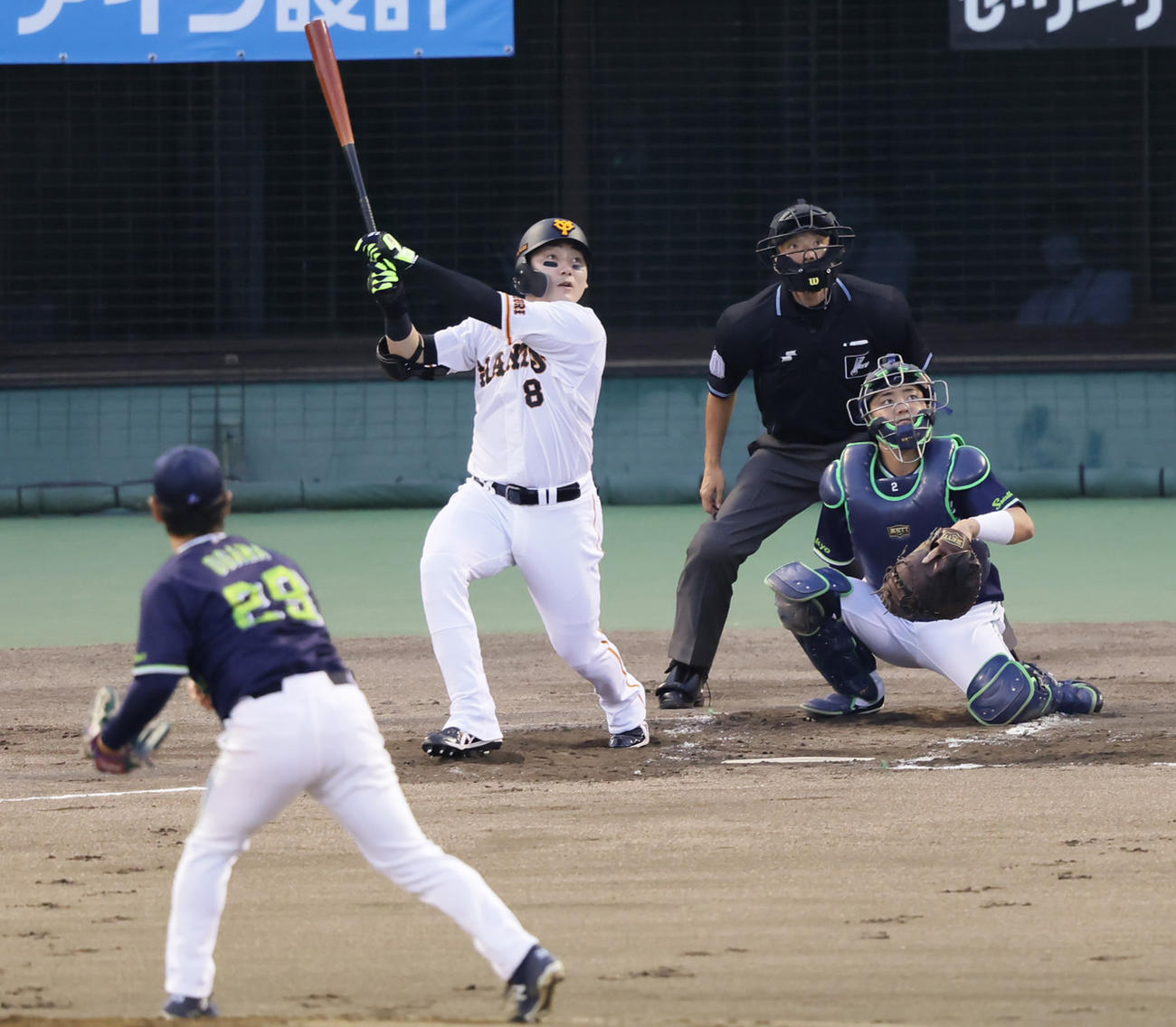 巨人対ヤクルト　1回裏巨人無死、丸は先頭打者本塁打を放つ。投手小川（撮影・足立雅史）