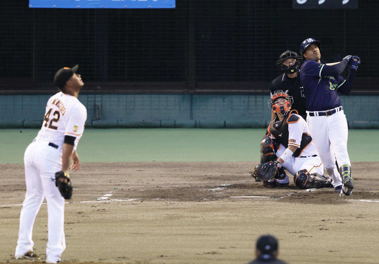 巨人対ヤクルト　2回表ヤクルト無死一塁、サンタナは2点本塁打を放つ。投手メルセデス（撮影・足立雅史）