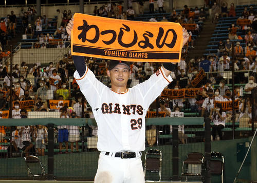 巨人対ヤクルト 地元岐阜でヒーローとなり、わっしょいタオルを掲げ、記念撮影する吉川(撮影・狩俣裕三)