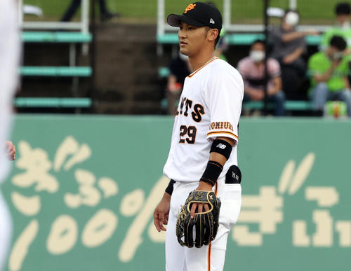 巨人対ヤクルト シートノックを受ける岐阜出身の吉川(撮影・狩俣裕三)