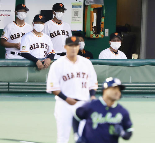 巨人対ヤクルト 2回表ヤクルト無死一塁、2点本塁打を放ったサンタナ(手前)を見つめる巨人原監督(後方右端)(撮影・足立雅史)