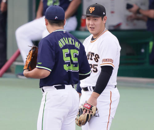 試合前、談笑するヤクルト村上(左)と岡本和(撮影・足立雅史)