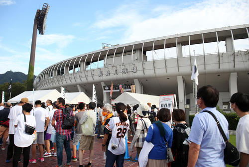 巨人対ヤクルト 長良川球場に集まったファン(撮影・狩俣裕三)