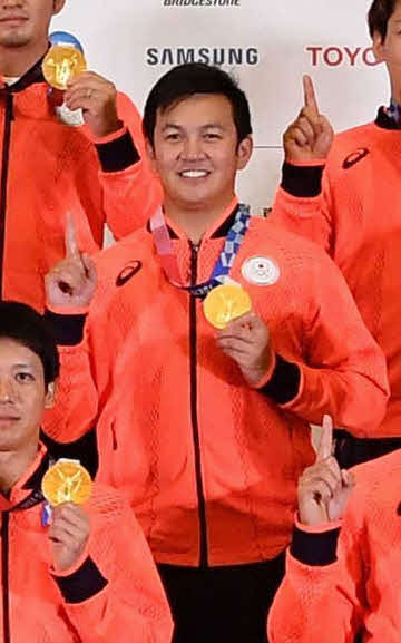 金メダルを手に、1番ポーズで記念撮影に臨む侍ジャパンの山崎康晃ら（2021年8月8日代表撮影）