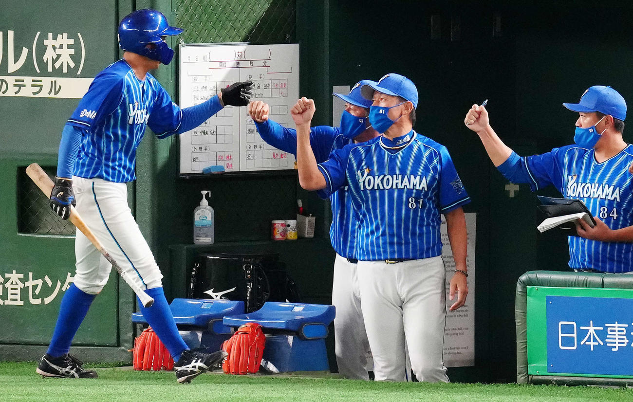 8月20日、巨人戦の5回表、オースティンの適時打で生還した森（左端）を迎える三浦監督（左から3人目）