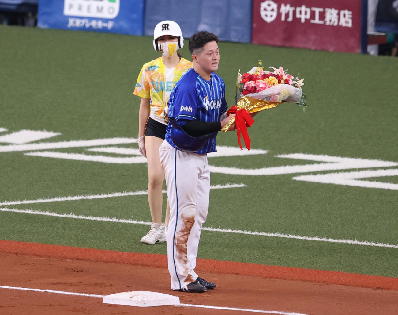 阪神対DeNA 9回表DeNA無死、右翼線へ三塁打を放ちサイクル安打を達成した牧秀悟は花束を受け取る（2021年8月25日撮影）