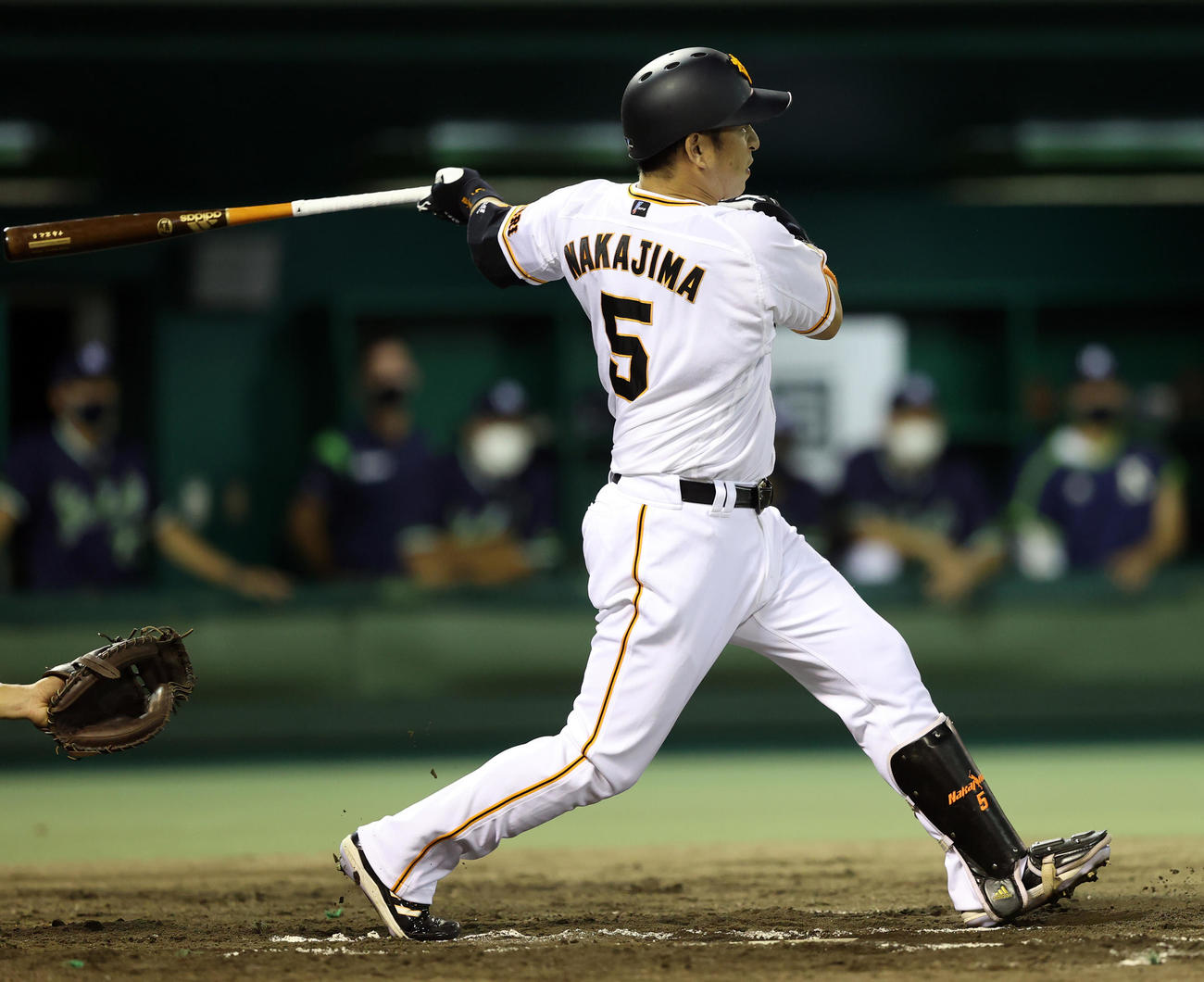 巨人対ヤクルト　6回裏巨人1死一、二塁、適時二塁打を放つ中島（撮影・狩俣裕三）